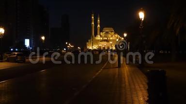 夜间步行前往沙迦的AlNoor清真寺.. 这条大道被灯笼照亮了。 清真寺的建筑被照亮